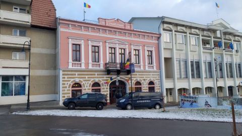 A DNA vádat emelt Ráduly István, Kovászna megye prefektusa, valamint Tănase Maria Magdalena közbeszerzési tanácsadó ellen hivatali visszaélés miatt.