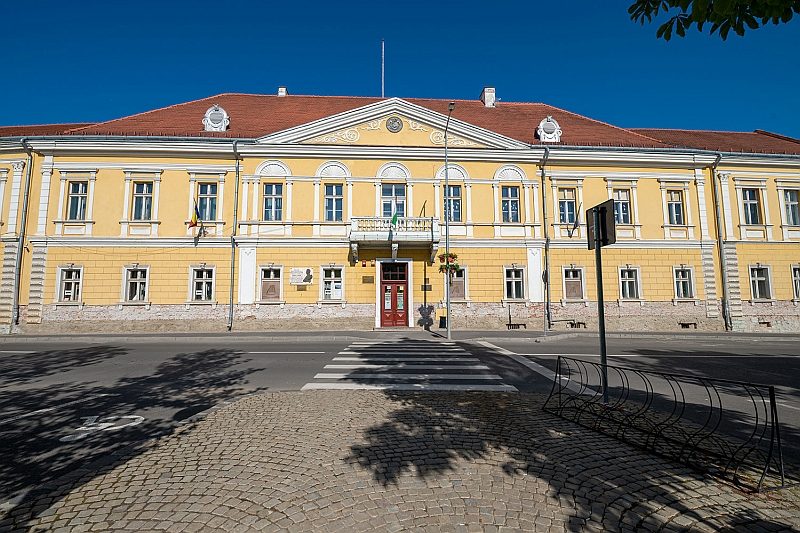 Nyári nyitvatartás - Bod Péter Megyei Könyvtár