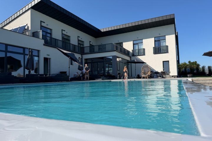 Strandolás Zalánban, a Villa Ambitionben